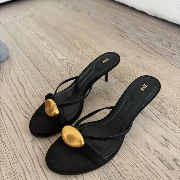 Zara Suede Kitten Heel with Gold detail - Picture 4 of 5